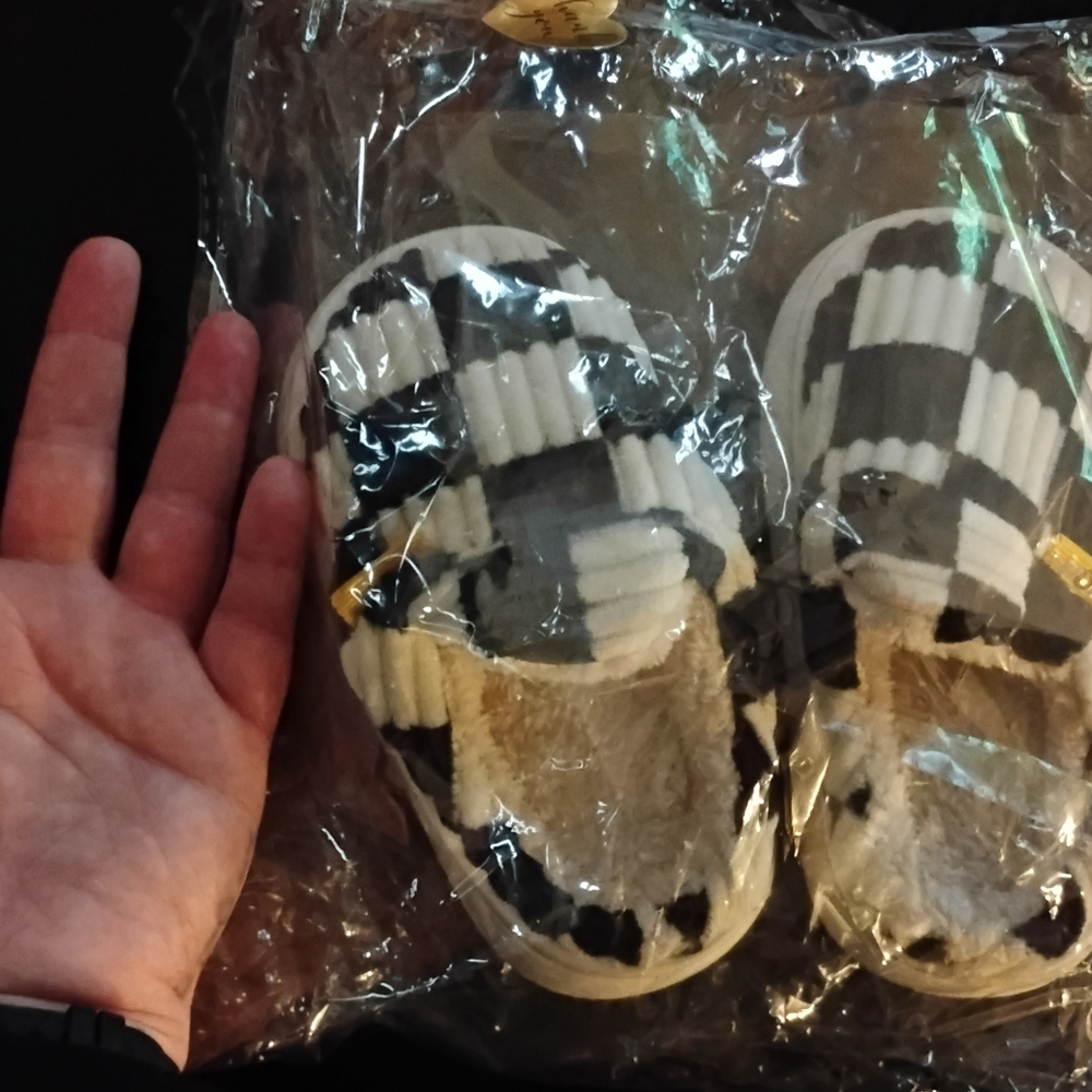 Young Kids /Toddlers Size 2 Black & White Checker Slip-On Slippers - Picture 5 of 5